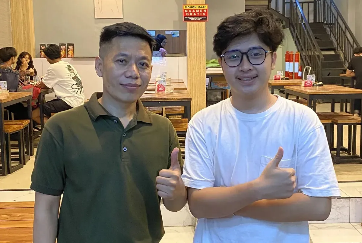 Penulis berfoto bersama narasumber sesudah proses wawancara, Tyo pegawai Nasi Tempong Rama Shinta, di Jalan Lengkong Kecil, Kelurahan Paledang, Kota Bandung. (Foto: Zaki Al Ghifari)