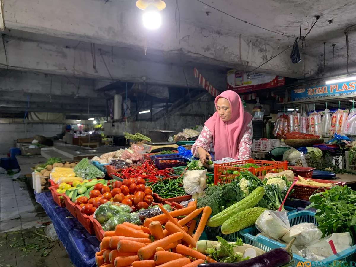 Rohayati, pedagang sayur di Pasar Kosambi. (Sumber: ayobandung.id | Foto: Halwa Raudhatul)