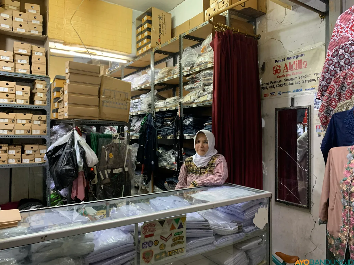 Siti, penjual seragam sekolah di Pasar Kosambil yang sudah berjualan sejak 2017. (Sumber: ayobandung.id | Foto: Halwa Raudhatul)