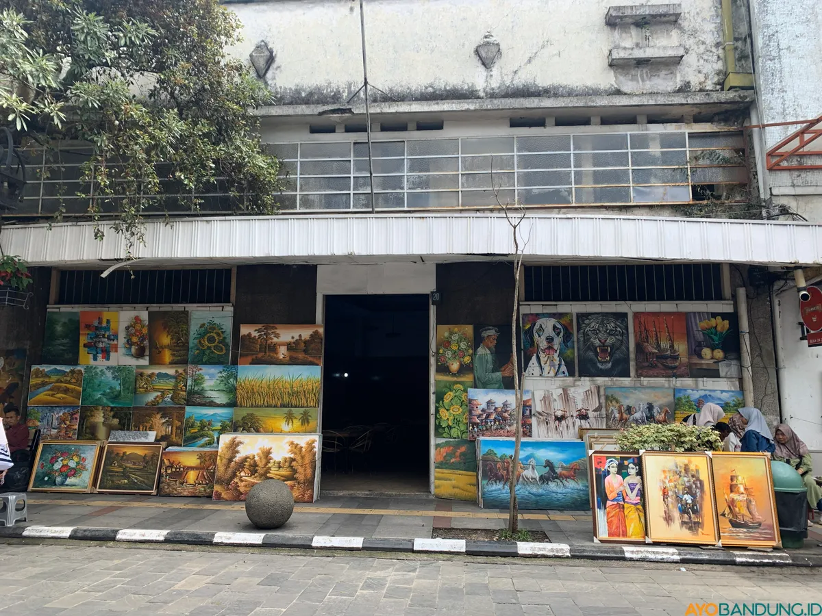 Galeri lukisan menghiasi salah satu sudut di Jalan Braga, Kota Bandung. (Sumber: ayobandung.id | Foto: Toni Hermawan)