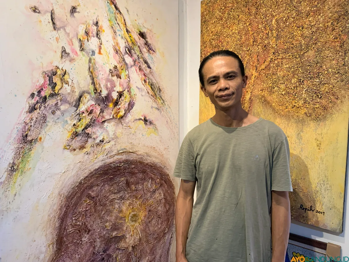 Tata Sutaryat salah seorang pelukis di Jalan Braga yang sudah berpengalaman selama hampir 20 tahun. (Sumber: ayobandung.id | Foto: Toni Hermawan)
