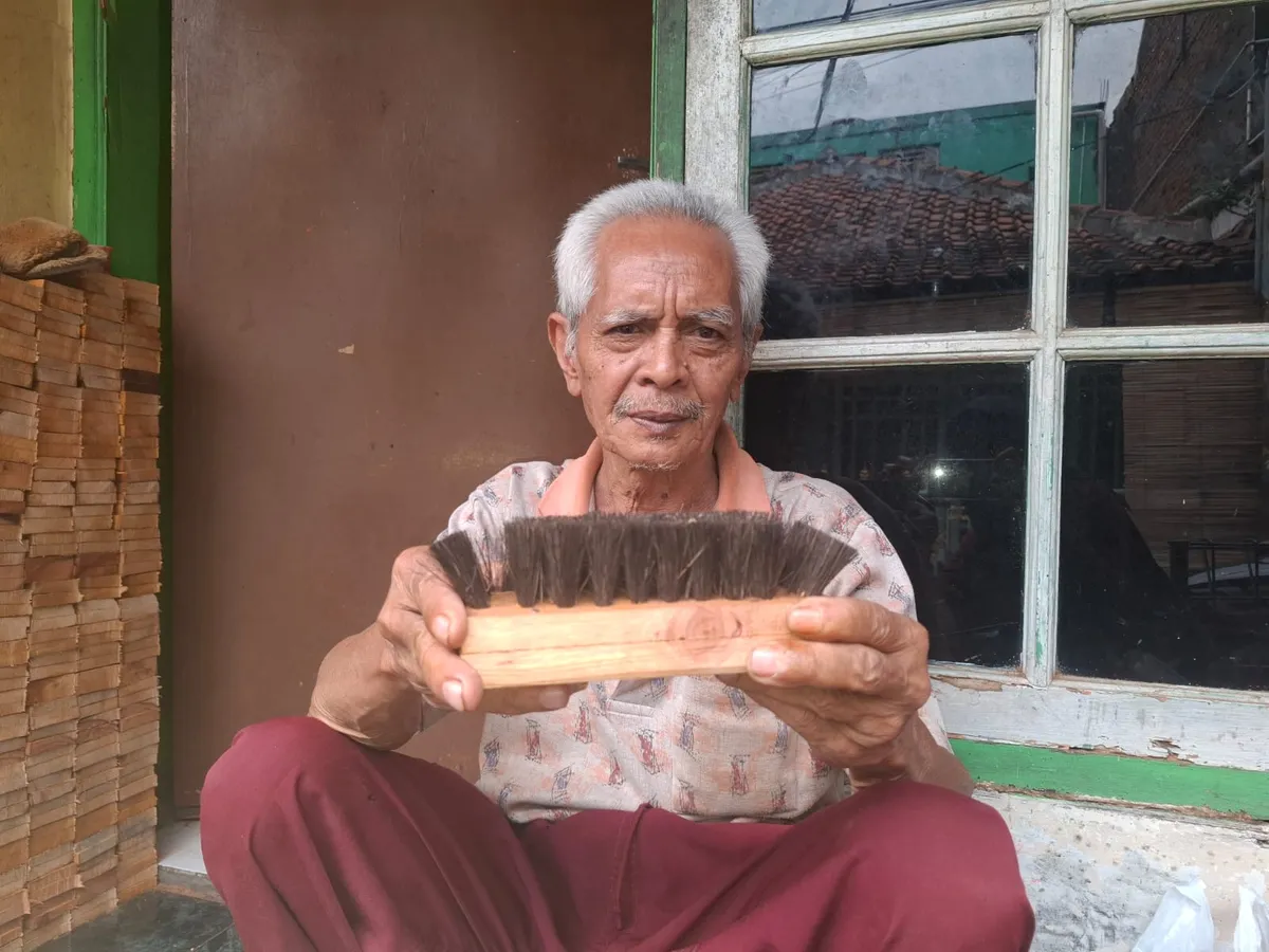 Hasil sikat buatan abah alek. (Foto: Lamya Fatimatuzzahro)