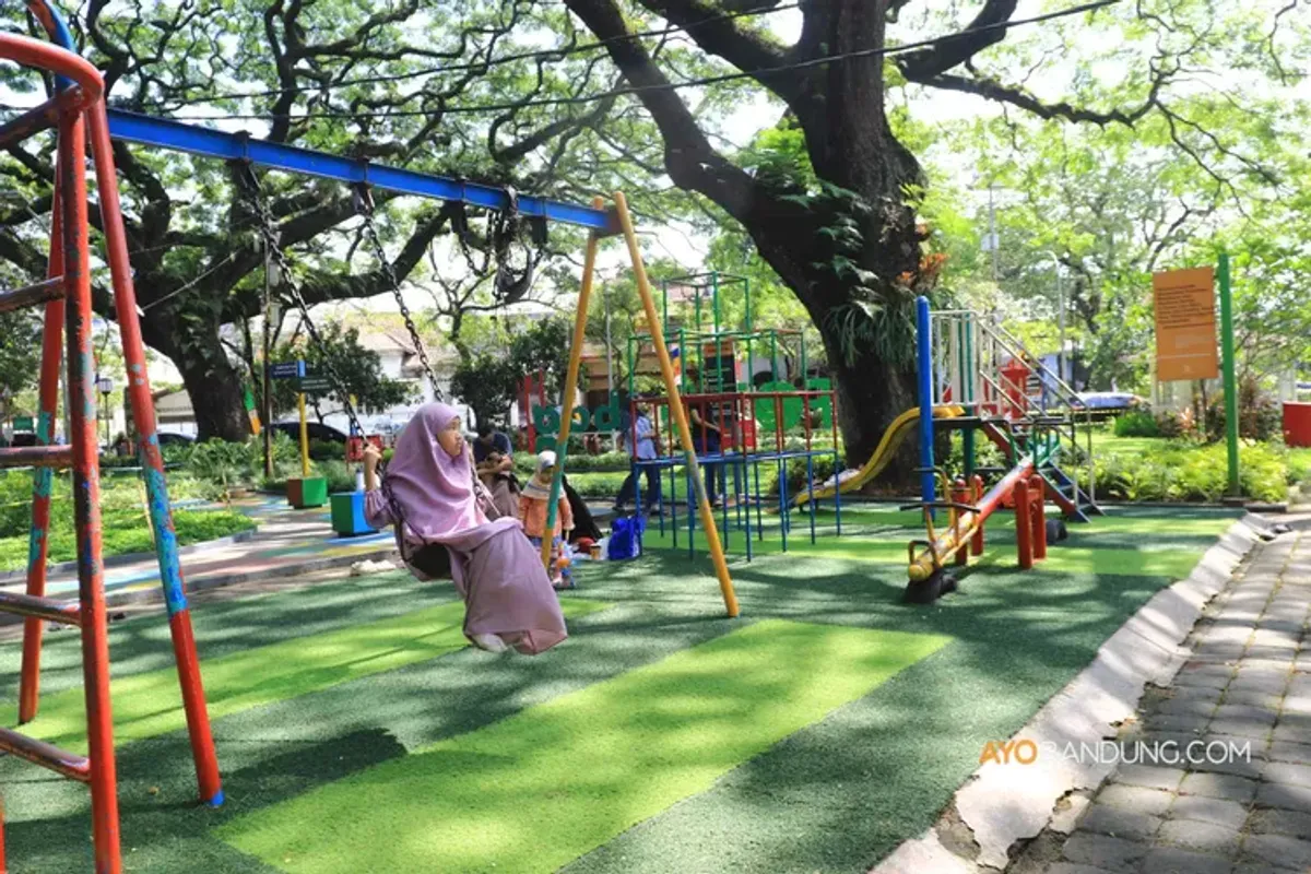 Warga berada di Taman Foto, Kota Bandung, Senin 15 September 2025. (Sumber: Ayobandung.com | Foto: Irfan Al-Faritsi)