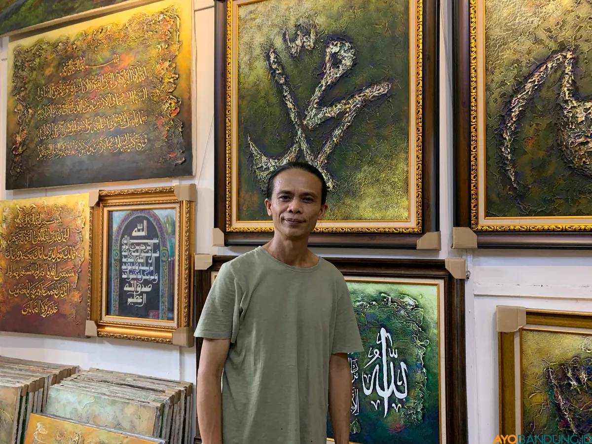 Tata Sutaryat, Pemilik Toko Lukisan Rumah Seni Ropiah, (Sumber: ayobandung.id | Foto: Toni Hermawan)