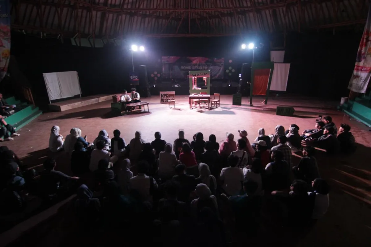 Sejumlah pemain Teater Pena mebawakan adegan dibawah lampu sorot, disaksikan para 
penonton di Bale Teras Sunda, Senin (7/12/2025). (Sumber: Dokumen Pribadi | Foto: Saskia Alifa Nadhira)