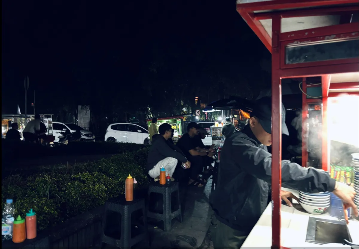 Potret salah satu pedagang cuanki di Pusdai yang sedang menyiapkan hidangan (Sumber: Dokumentasi penulis | Foto: Mazayya Ameera Aditya)