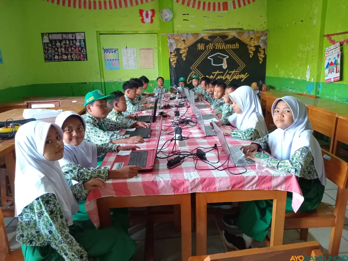 Siswa siswi di Sekolah Dasar Al-Hikmah memanfaatkan laptop untuk belajar. (Sumber: ayobandung.id | Foto: Toni Hermawan)