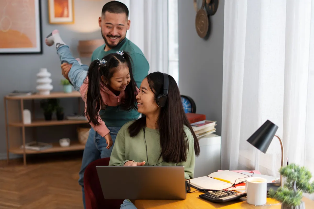 Ilustrasii redefinisi beban ganda bagi ibu pekerja. (Sumber: Unsplash)