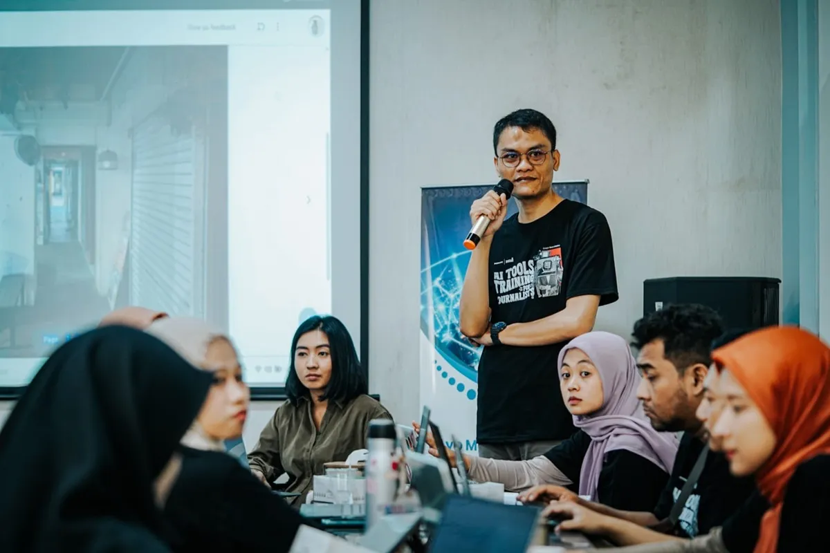 Salah satu mentor yang telah tersertifikasi dalam program Google AI Tools for Journalist yakni Adi Ginanjar Maulana dari Ayobandung.id. (Sumber: Ayobandung.id | Foto: Kavin Faza)