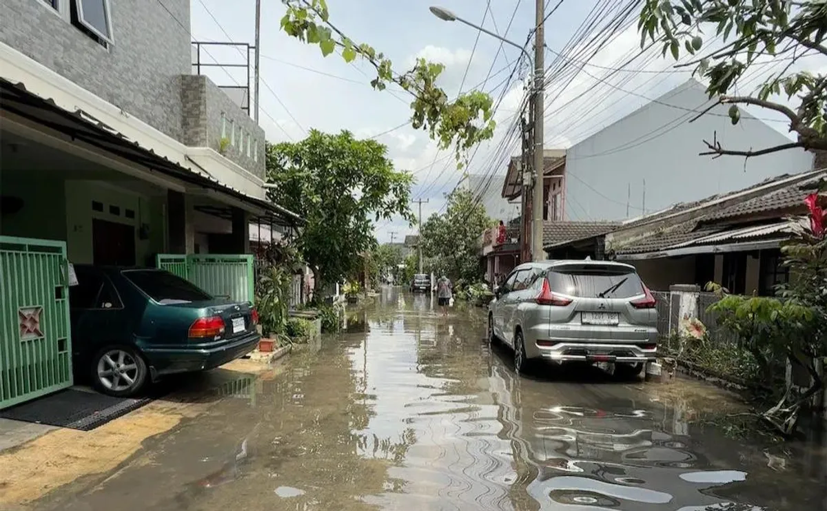 Banjir di wilayah Komplek Griya Bandung Asri 1 Bojongsoang mulai menyurut pada keesokan harinya. (06/12/2025) (Sumber: Khalidullah As Syauqi)