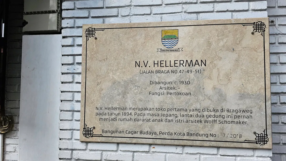 Prasasti Toko N.V. Hellermann. (Sumber: Facebook Rita Kusriastuti)