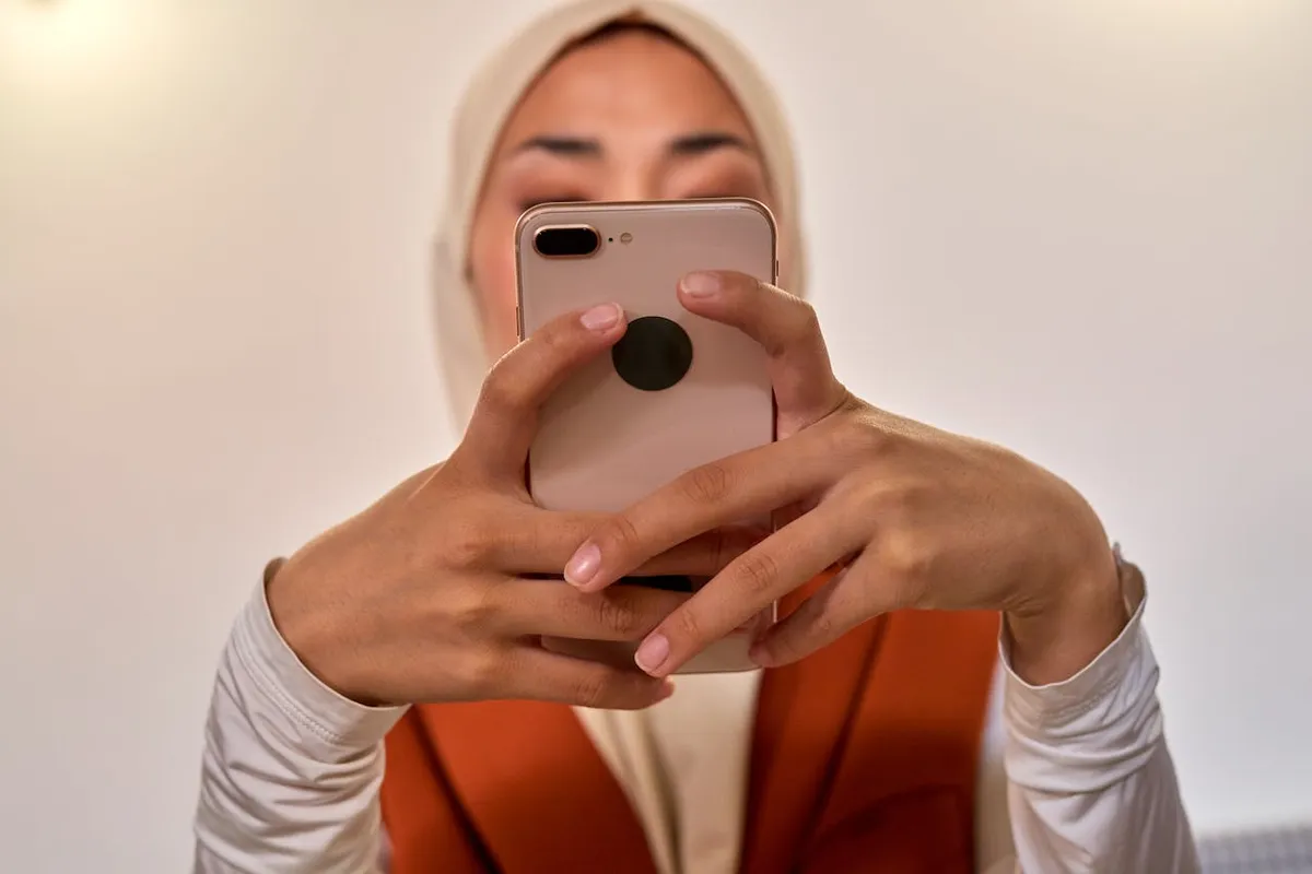 Dalam beberapa tahun ini, mengakses media sosial menjadi ritual yang seolah tanpa batas. (Sumber: Pexels | Foto: Ron Lach)