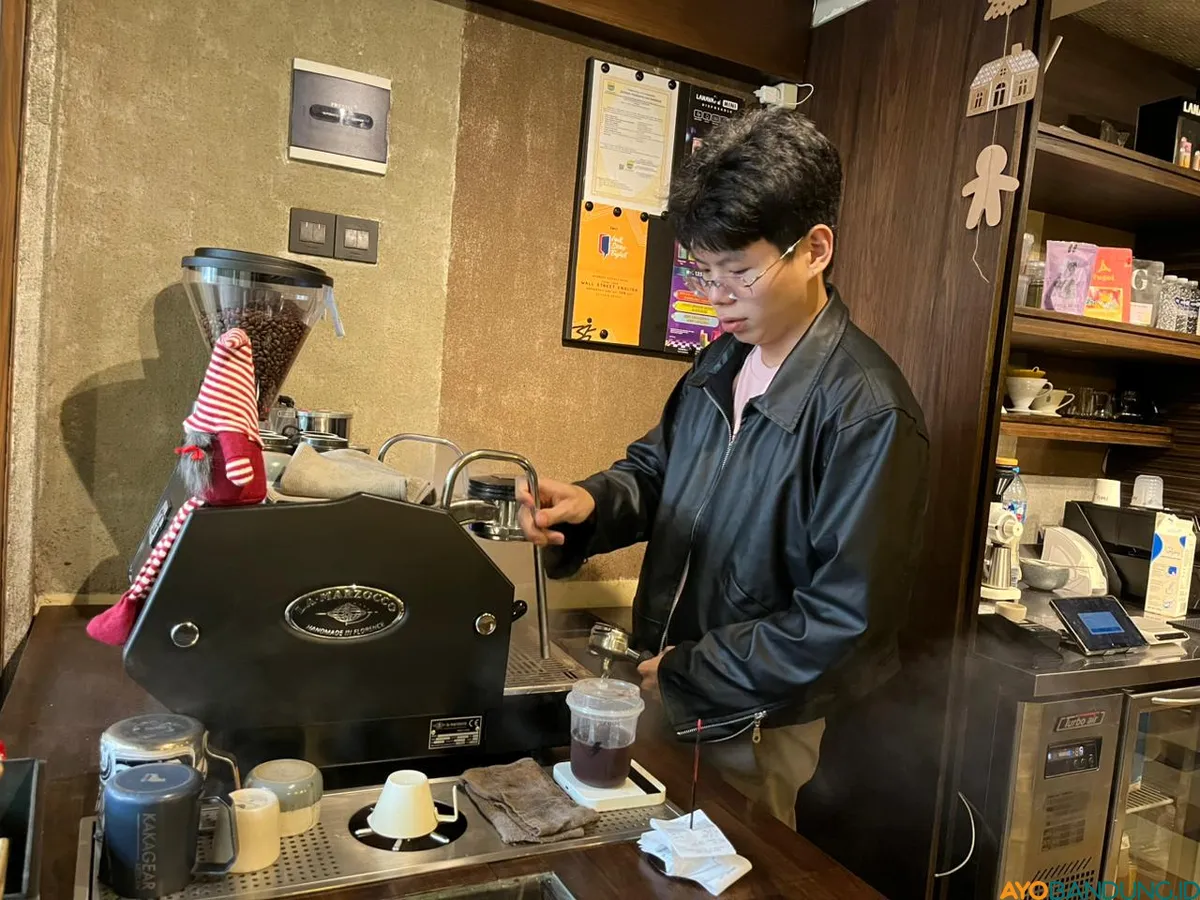 Jeremy Simon, barista di Fuelcoffee. (Sumber: ayobandung.id | Foto: Ilham Maulana)