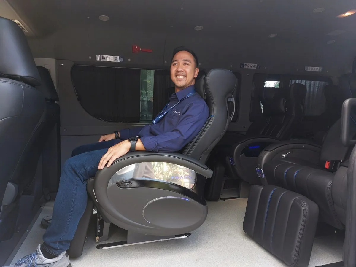 Ilustrasi penumpang travel rute Bandung–Jakarta. (Sumber: Ayobandung.id | Foto: Eneng Reni Nuraisyah Jamil)