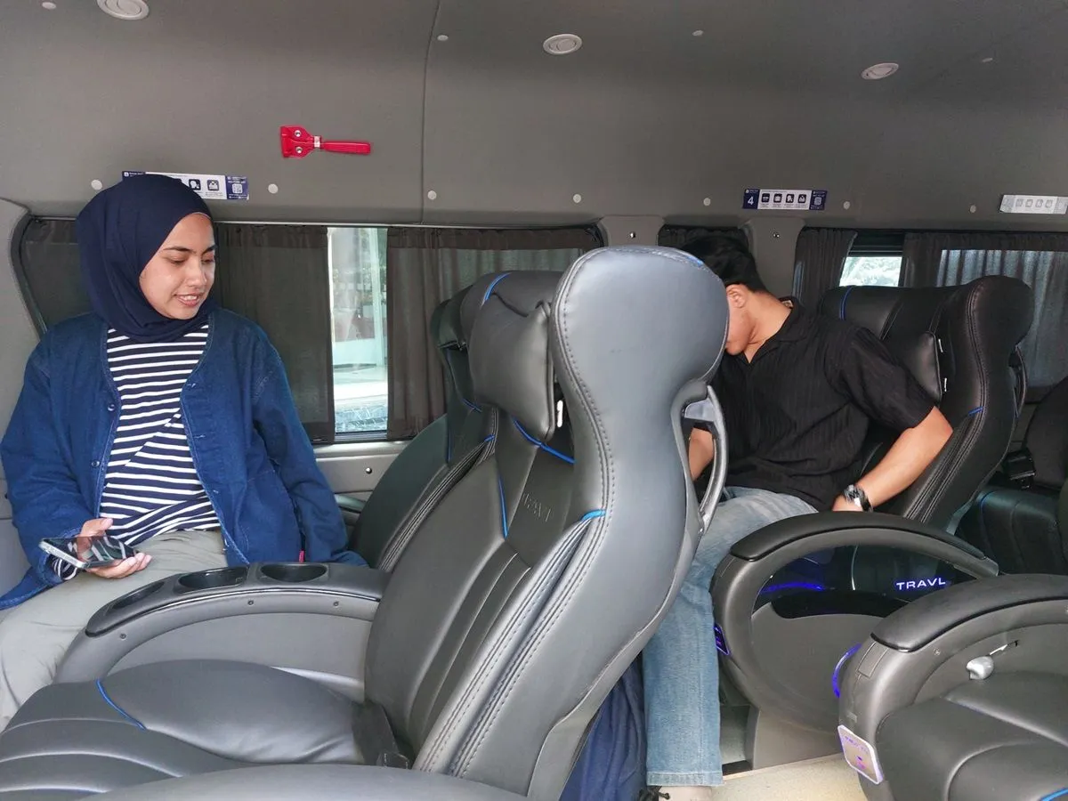 Ilustrasi penumpang travel rute Bandung–Jakarta. (Sumber: Ayobandung.id | Foto: Eneng Reni Nuraisyah Jamil)