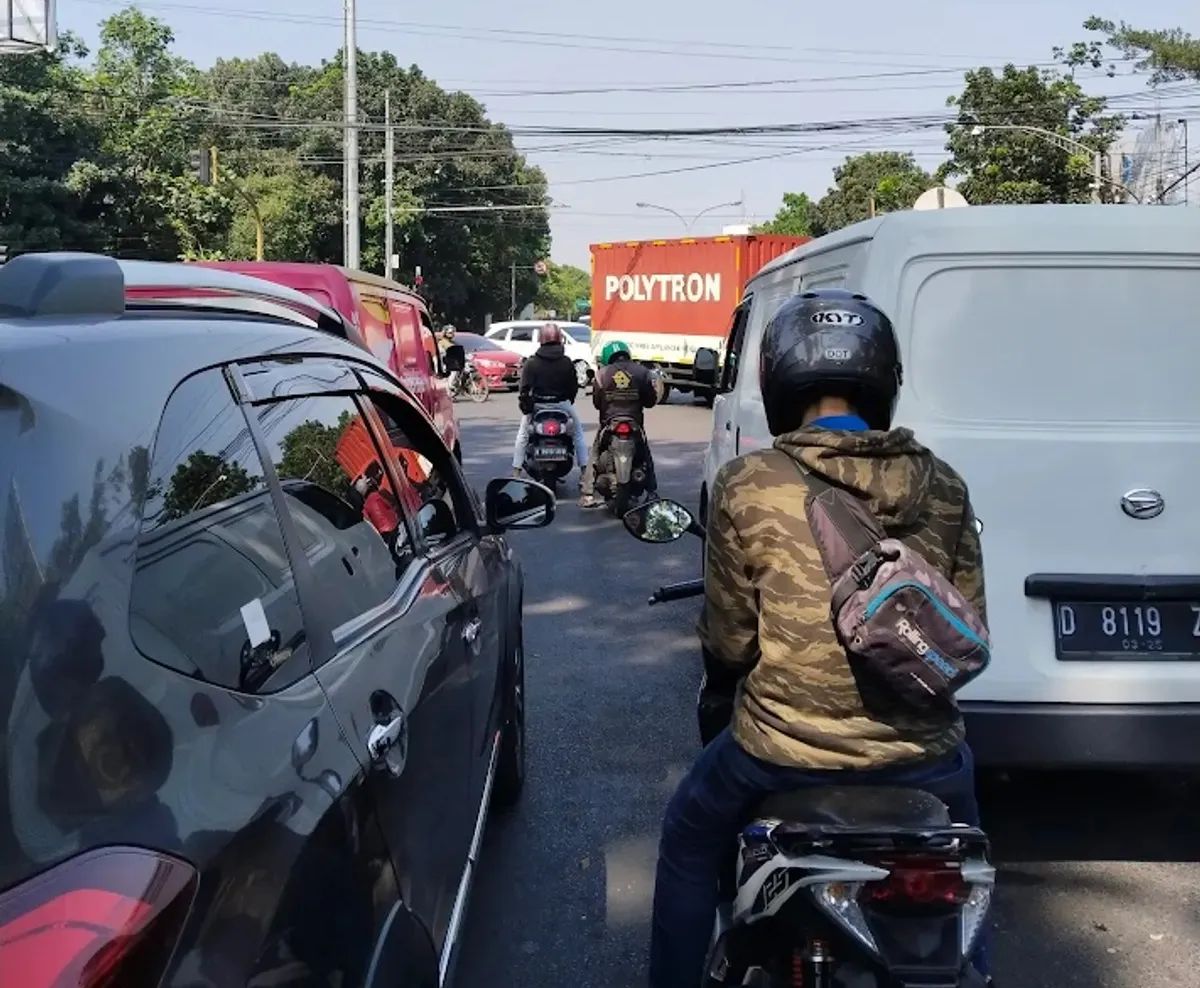 Kemacetan di jalan Soekarno Hatta. (Sumber: Dokumentasi Pribadi | Foto: Iwan Fauzi))