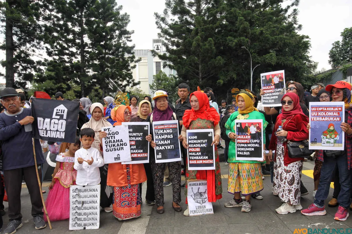 Puluhan ibu-ibu warga Dago Elos yang tergabung dalam Forum Dago Melawan melakukan aksi memperingati hari buruh internasional atau MayDay di Taman Cikapayang, Kota Bandung, Rabu 1 Mei 2024. (Sumber: ayobandung.id | Foto: Irfan Al Faritsi)