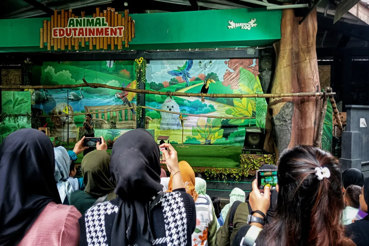 Sejumlah siswa dan siswi Taman Kanak-kanak beserta orang tua mengunjungi Bandung Zoo. (Sumber: Ayobandung | Foto: Kavin Faza)