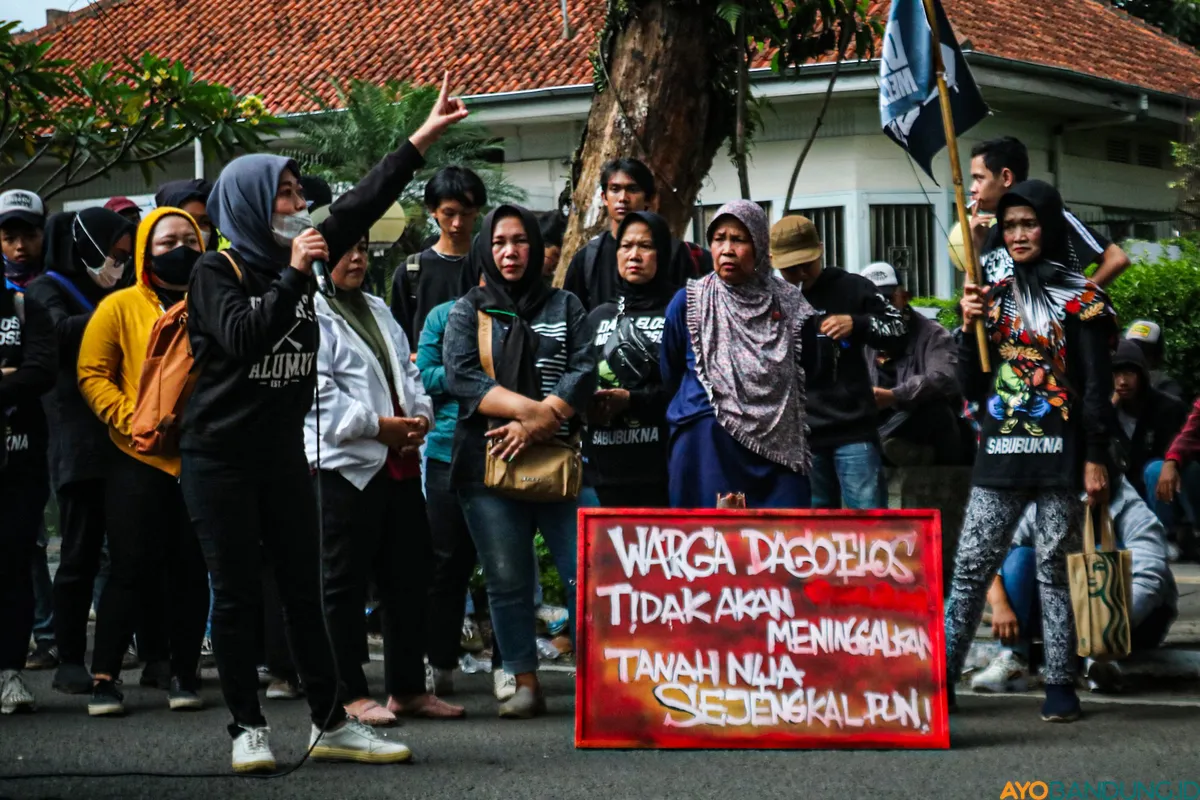 Warga Dago Elos di Pengadilan Negeri Bandung jalan R.E. Martadinata, Kelurahan Cihapit, Kecamatan Bandung Wetan, Kota Bandung, 8 Maret 2024. (Sumber: ayobandung.id | Foto: Wildan Saddam)