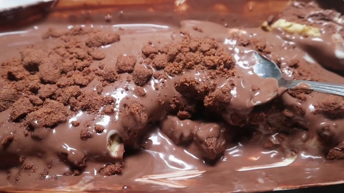 Tiramisusu by Chochomory, oleh-oleh Bandung kekinian. (Sumber: YouTube Sobat Kuliner)