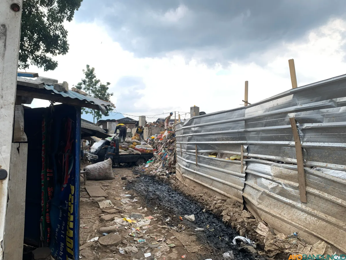 TPS Gedebage mampu menampung total 25-28 ton sampah per hari. (Sumber: ayobandung.id | Foto: Halwa Raudhatul)