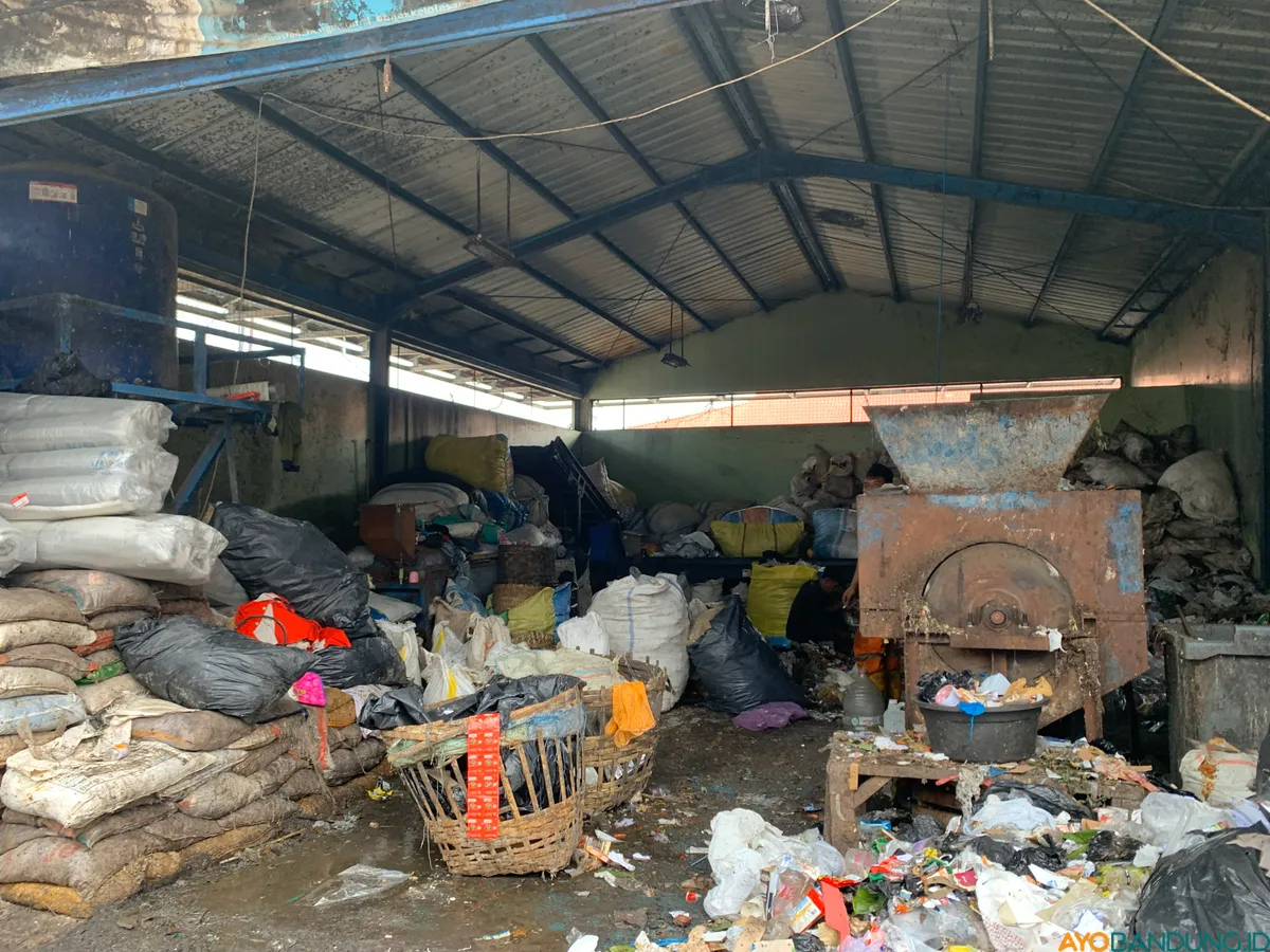 Tempat Pembuangan Sampah (TPS) Gedebage, Kota Bandung. (Sumber: ayobandung.id | Foto: Halwa Raudhatul)