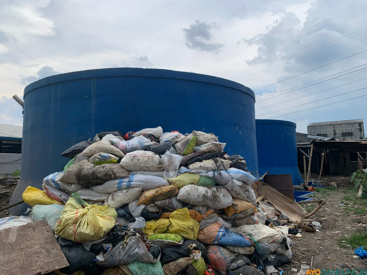 Pengolahan Sampah di TPS Gedebage, Kota Bandung. (Sumber: ayobandung.id | Foto: Halwa Raudhatul)