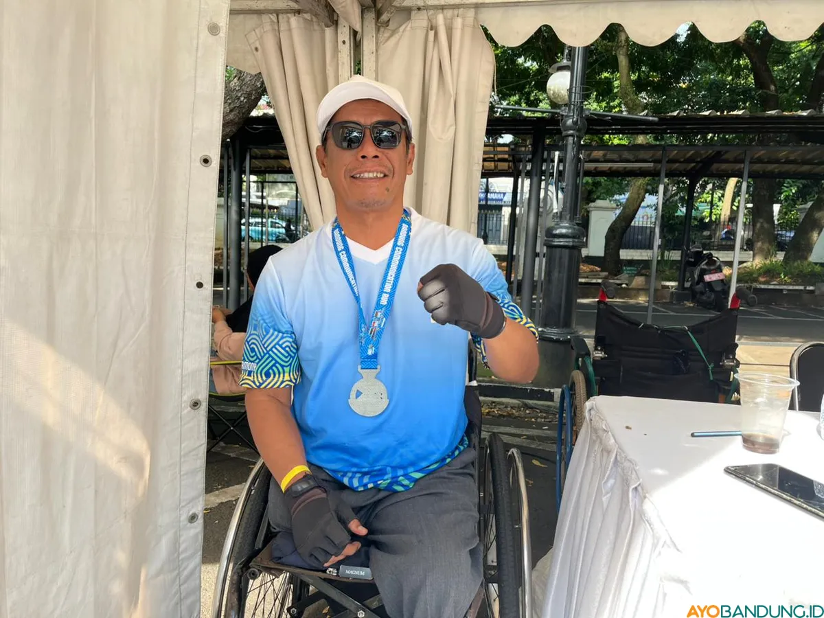 Djumono, atlet disabilitas yang berpartisipasi dalam Bandung Communication Run. (Sumber: ayobandung.id | Foto: Ilham Maulana)