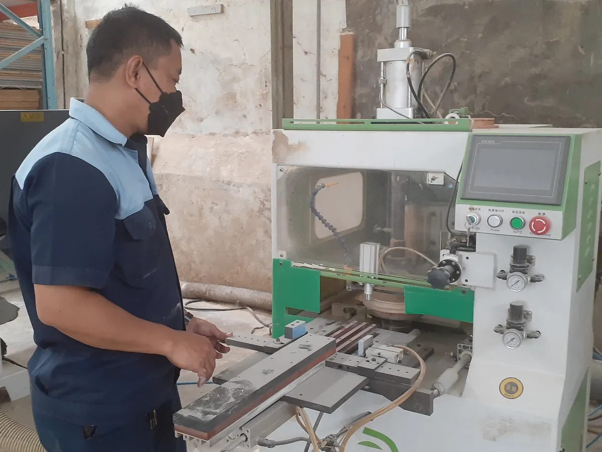 Operator mesin bubut kayu di industri furniture PT Pudak (Sumber: dokpri | Foto: Totok Siswantara)