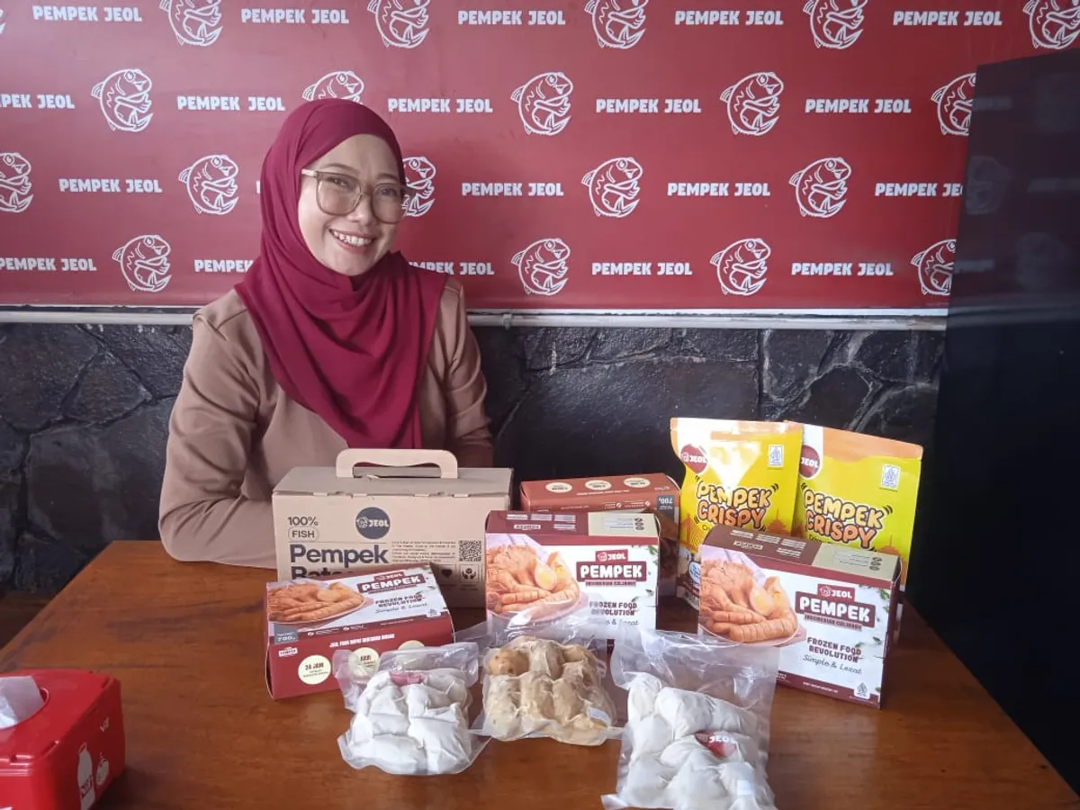 Owner Pempek Jeol Dina Rahayuningsih. (Foto: Rizma Riyandi)