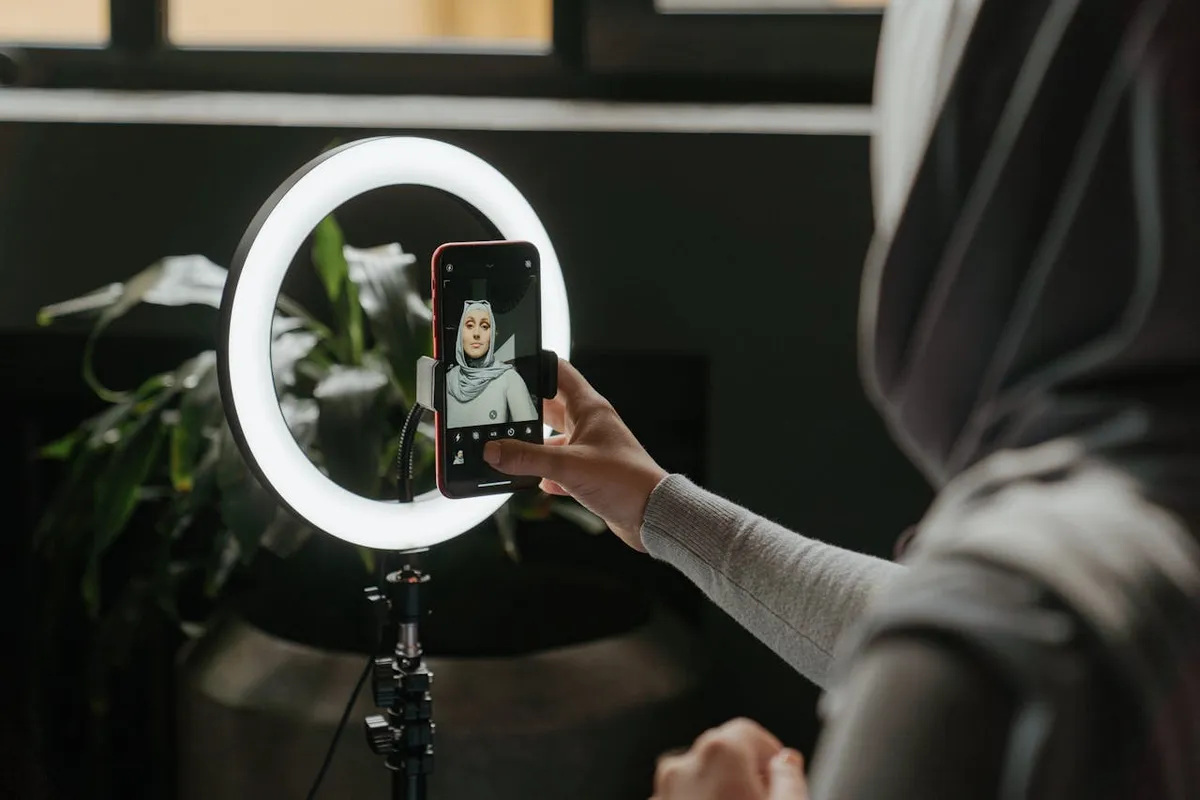 Di media sosial, kita memang punya kontrol lebih terhadap citra diri, termasuk untuk kecantikan wajah. (Sumber: Pexels/cottonbro studio)