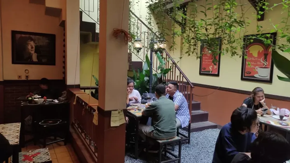 Suasana Kopi Purnama yang jadi tempat ngopi legendaris di Bandung. (Sumber: Ayobandung | Foto: Bob Yanuar)