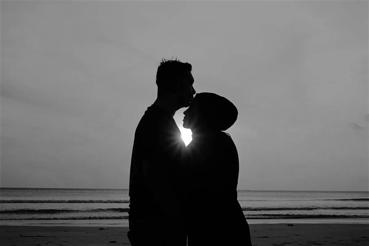 Generasi milineal diduga mengadaptasi kebudayaan Barat dengan memutuskan untuk living together. (Sumber: Pexels/Fariz Hermawan)
