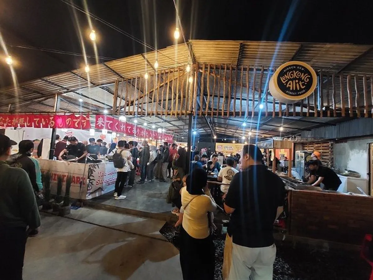 Lengkong Alit (LA), sebuah pusat streetfood di kawasan Lengkong Kecil yang mengangkat kembali semangat lokal dengan sentuhan kekinian. (Sumber: Ayobandung.id | Foto: Eneng Reni Nuraisyah Jamil)