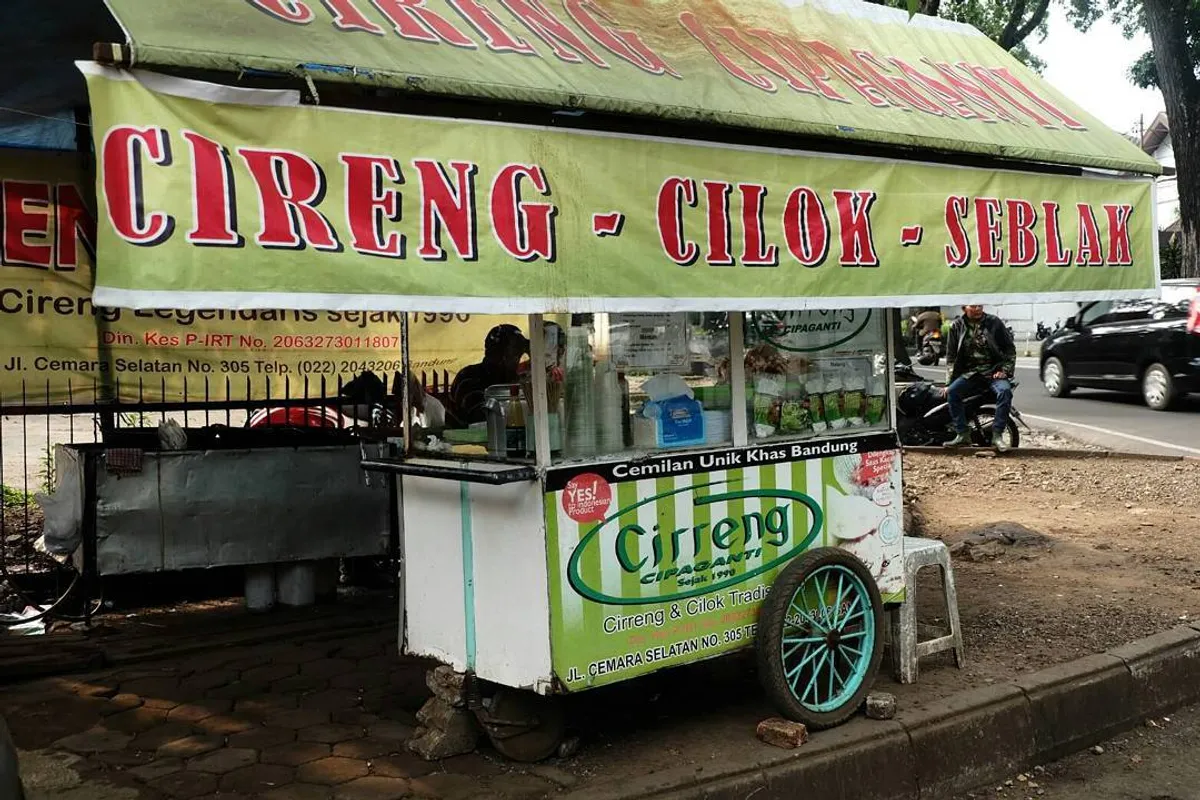 Sejak 1990, Cireng Cipaganti, si kudapan sederhana berbahan tepung tapioka ini telah menjelma menjadi sajian legendaris Kota Bandung. (Sumber: Cireng Cipaganti)