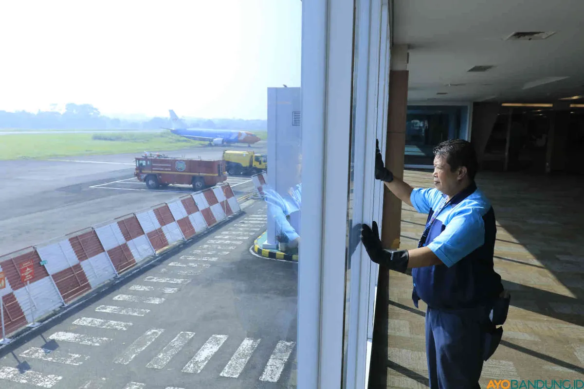 Petugas membersihkan salahsatu fasilitas Bandara Husein Sastranegara, Kota Bandung, Rabu 25 Juni 2025. (Sumber: ayobandung.id | Foto: Irfan Al-Faritsi)