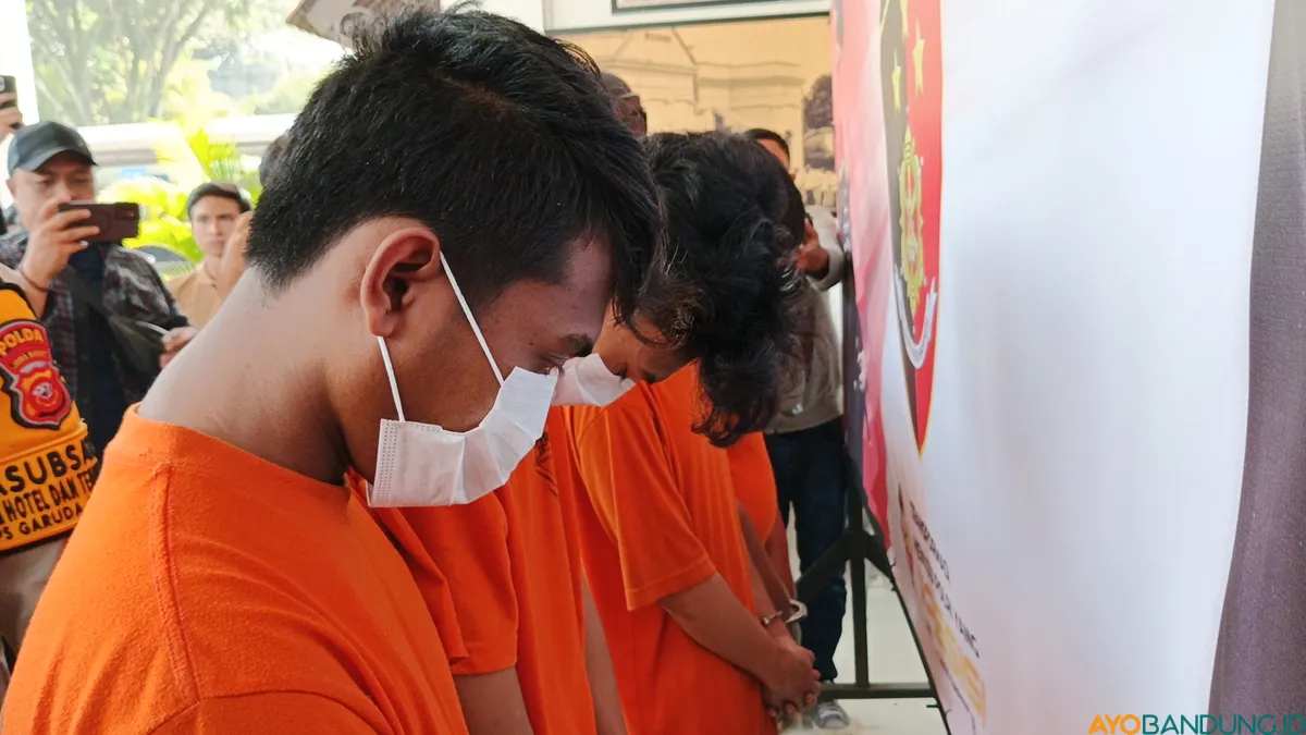 Keempat tersangka pengeroyokan tertunduk malu di Mapolrestabes Bandung, Jumat, 11 Juli 2025. (Sumber: ayobandung.id | Foto: Gilang Fathu Romadhan.)