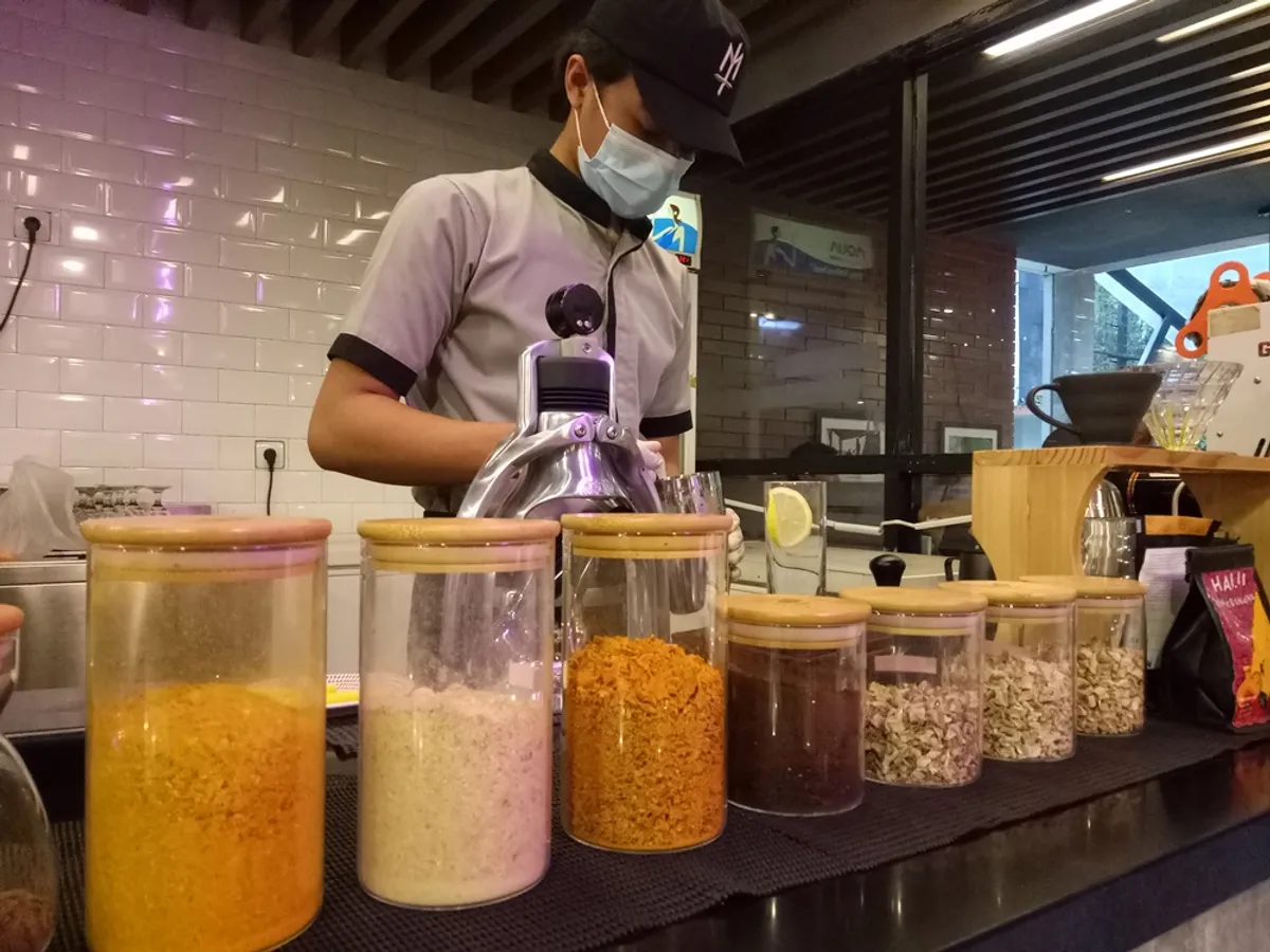 Acaraki Jamu tak sekadar menjual minuman herbal, tetapi menyuguhkan pengalaman gaya hidup yang berakar pada warisan budaya. (Sumber: Ayobandung.id | Foto: Eneng Reni Nuraisyah Jamil)