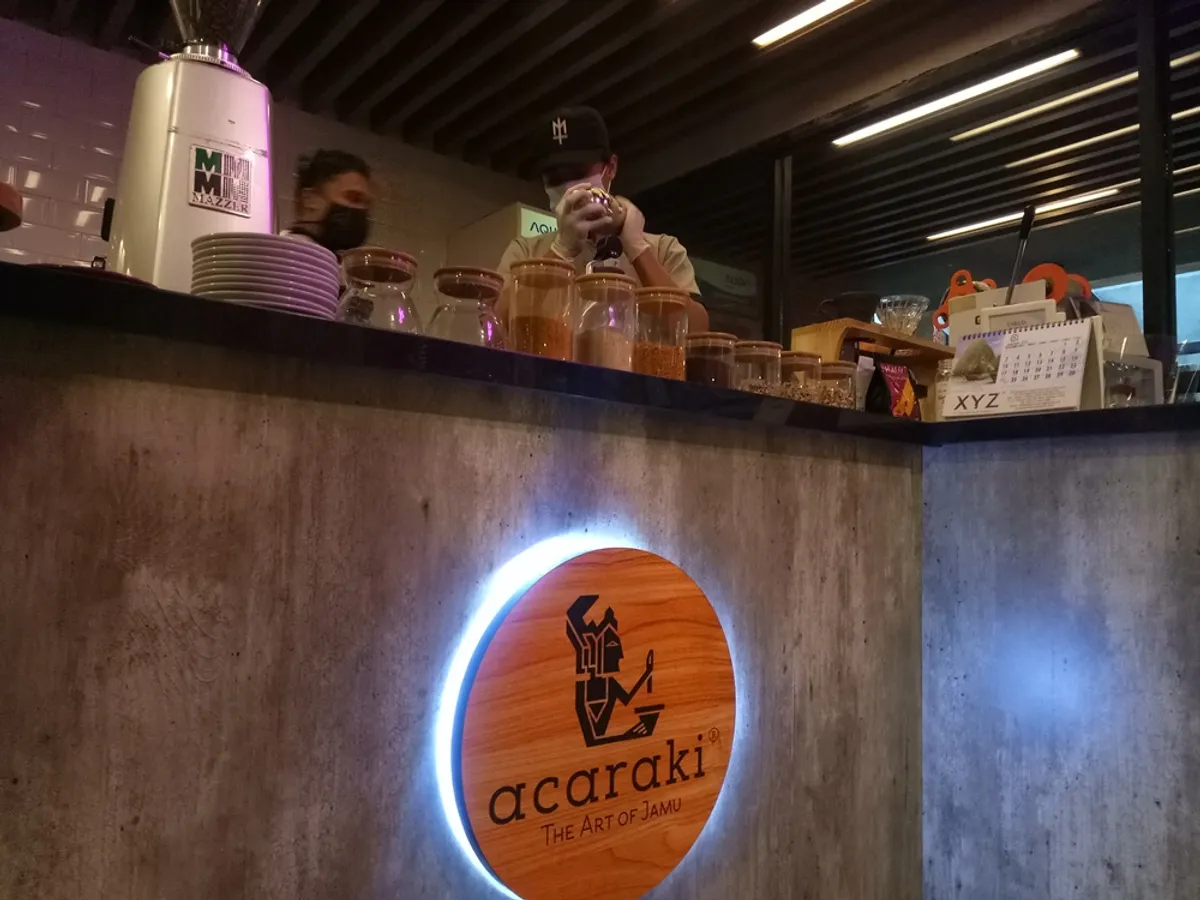 Acaraki Jamu tak sekadar menjual minuman herbal, tetapi menyuguhkan pengalaman gaya hidup yang berakar pada warisan budaya. (Sumber: Ayobandung.id | Foto: Eneng Reni Nuraisyah Jamil)