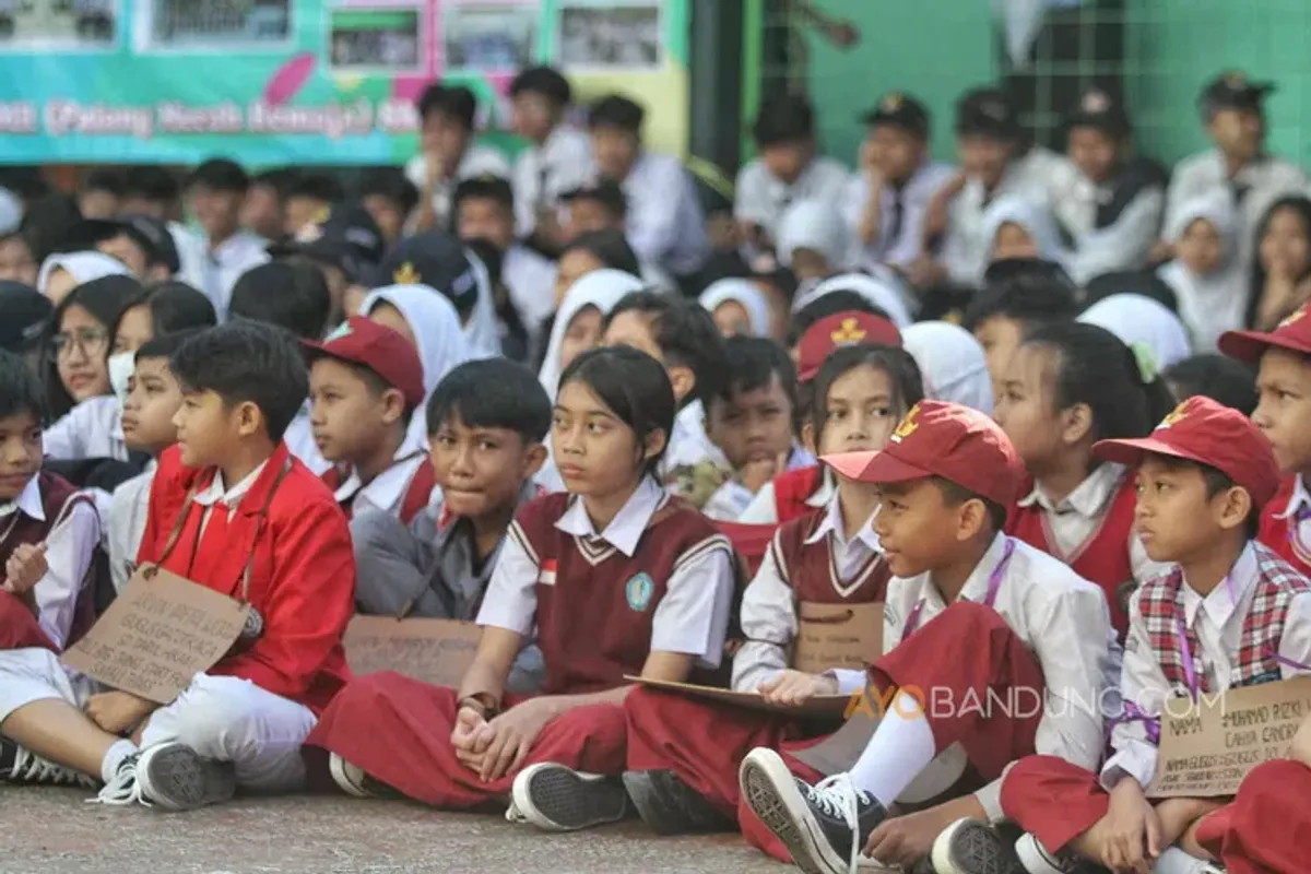 Sejumlah siswa baru mengikuti kegiatan Masa Pengenalan Lingkungan Sekolah (MPLS) di SMP Negeri 2 Bandung, Jalan Sumatera, Kota Bandung. (Sumber: AyoBandung | Foto: Irfan Al-Faritsi)