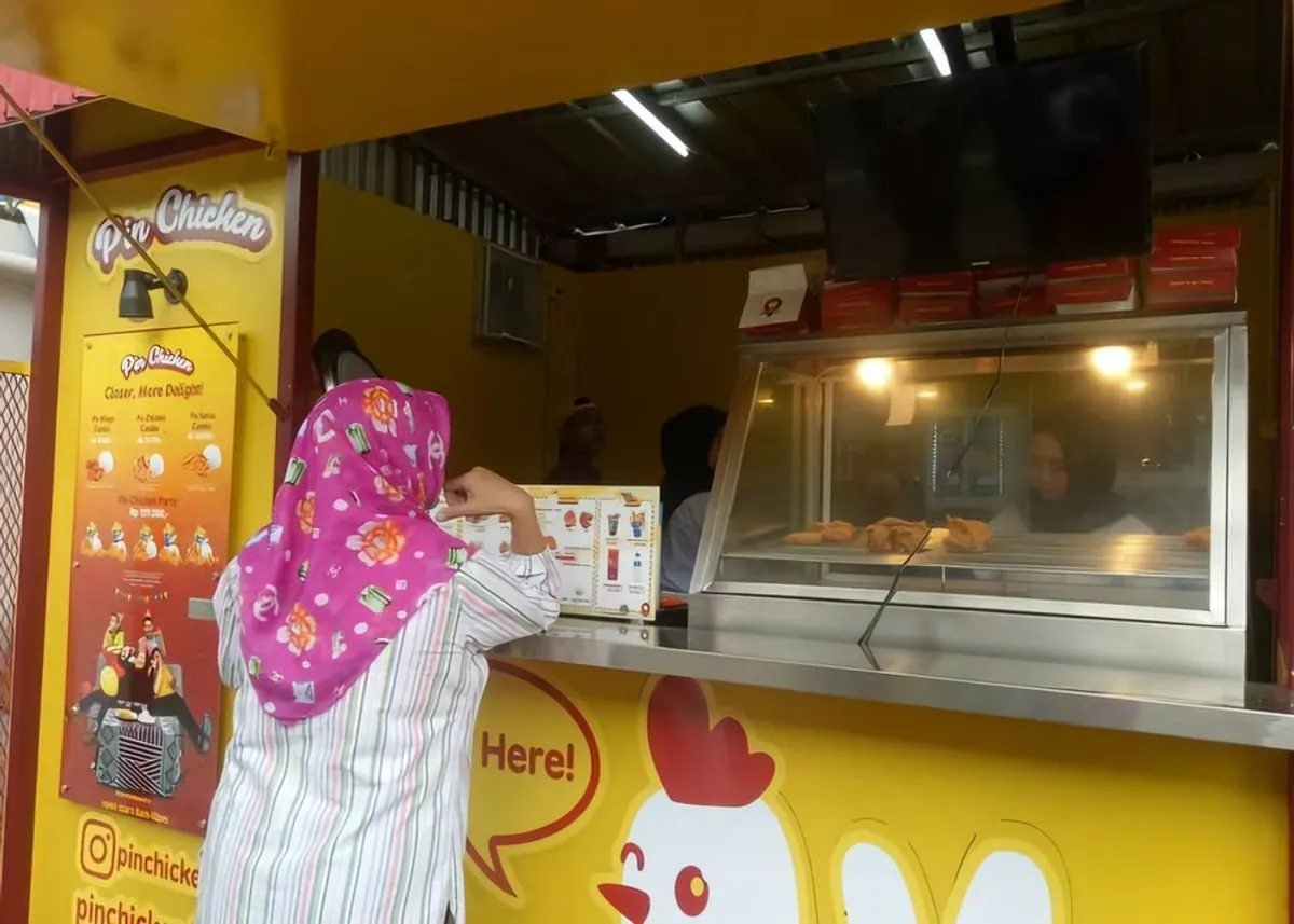 Outlet counter ayam krispi Pin Chicken. (Sumber: Ayobandung.id | Foto: Eneng Reni Nuraisyah Jamil)