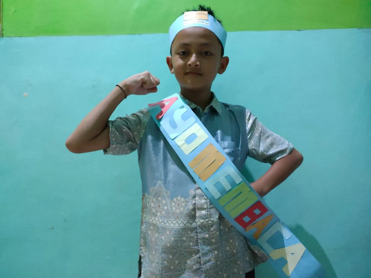 Aa Akil sedang melakukan percobaan karyanya untuk dipakai sekolah hari pertama di kelas 5, Senin 14 Juli 2025 (Sumber: Istimewa | Foto: IBN GHIFARIE)