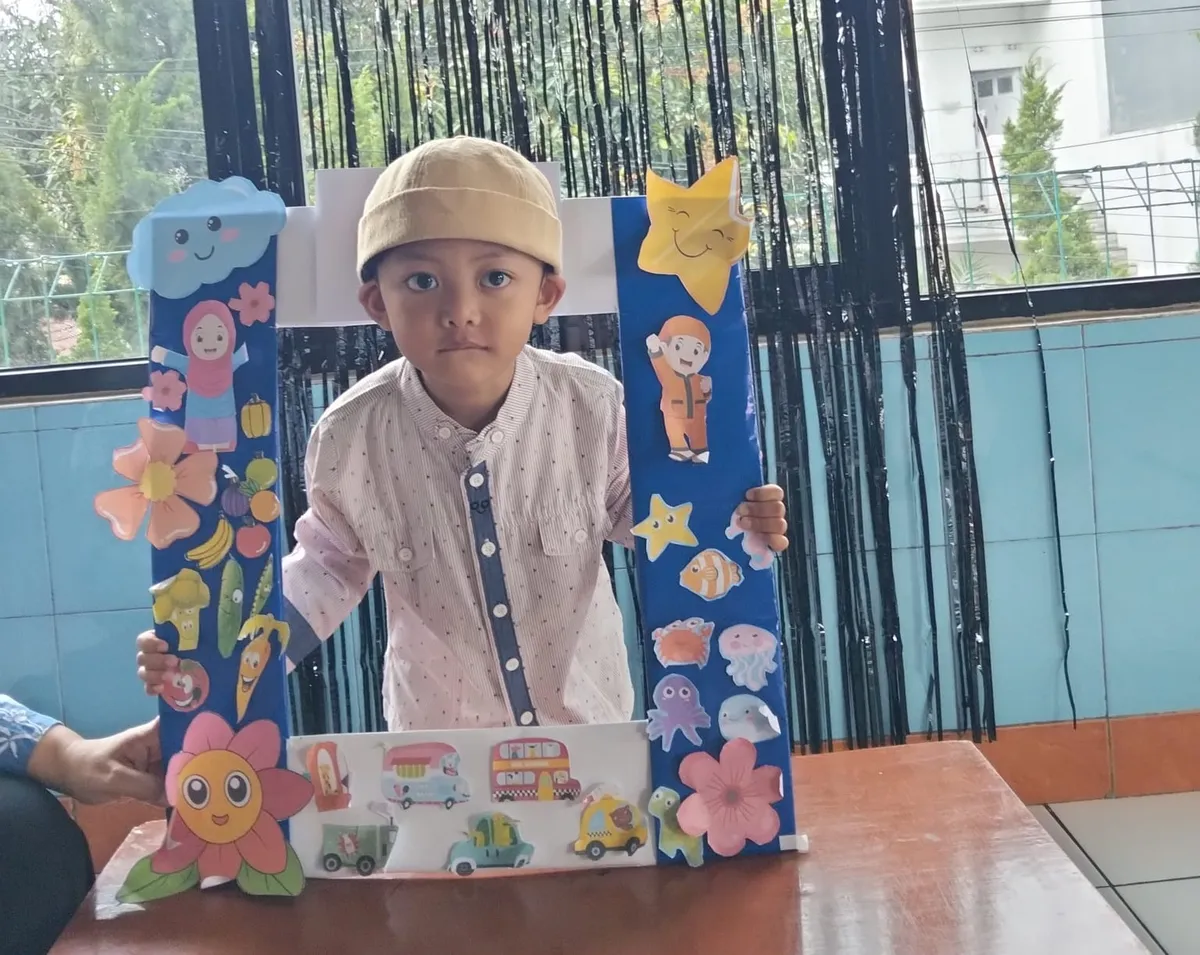 Kakang sedang beraksi saat sekolah pertama di Pos Paud Al-Hidayah Kebon Terong, Senin 14 Juli 2025 (Sumber: Istimewa | Foto: Parida Indrayani)