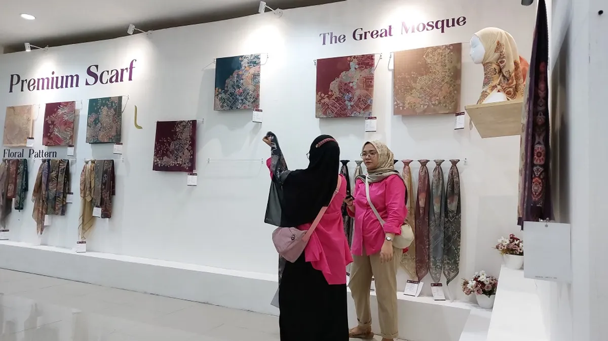 Produk scarf hingga kerudung segiempat dari Elzatta. (Sumber: Ayobandung.id | Foto: Eneng Reni Nuraisyah Jamil)