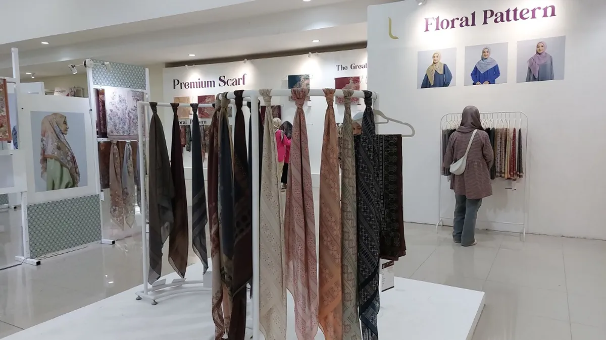 Produk scarf hingga kerudung segiempat dari Elzatta. (Sumber: Ayobandung.id | Foto: Eneng Reni Nuraisyah Jamil)