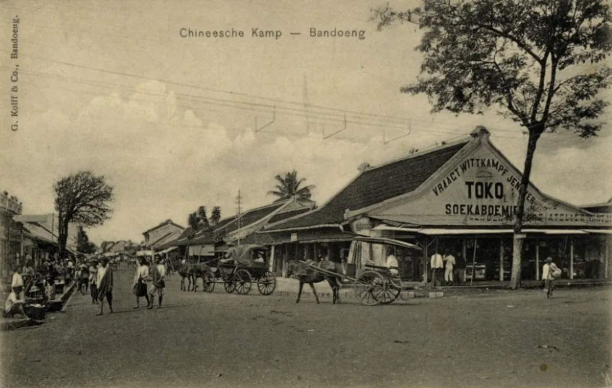 Toko Sukabumi di Chineesche Kamp Bandung. (Sumber: Leiden University Libraries Digital Collections)