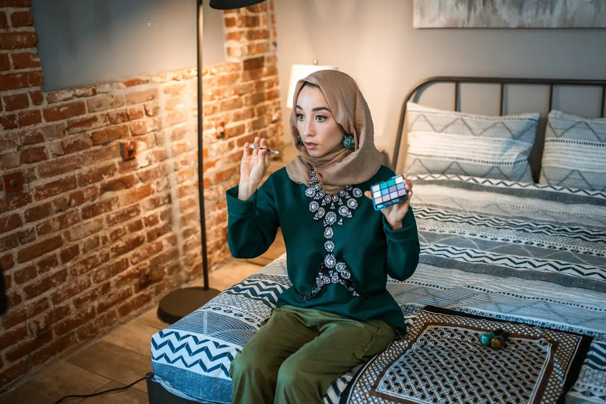 Kini, media sosial menjadi panggung global, tempat siapa pun bisa menampilkan diri, membentuk citra, dan menarik perhatian. (Sumber: Pexels/RDNE Stock project)