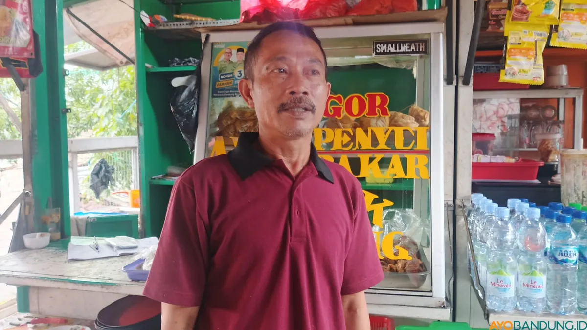 Aan Suherman seorang pedagang di Teras Cihampelas. (Sumber: ayobandung.id | Foto: Gilang Fathu Romadhan)