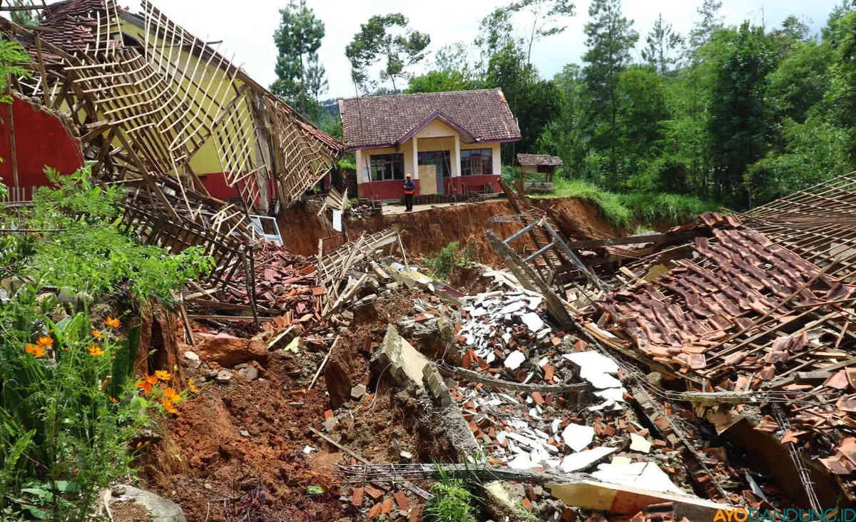 Bangunan SDN 1 Babakan Talang di Kabupaten Bandung Barat rusak parah akibat pergerakan tanah. Siswanya untuk sementara menumpang belajar di sekolah terdekat. (Sumber: ayobandung.id | Foto: Irfan Al-Faritsi)