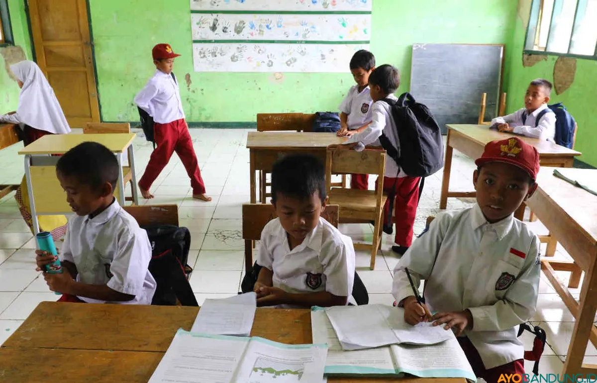 Puluhan siswa SDN 1 Babakan Talang menumpang belajar di MTS Al-Ikhlas, Desa Cibedug, Kecamatan Rongga, Kabupaten Bandung Barat, Senin 4 Maret 2024. (Sumber: ayobandung.id | Foto: Irfan Al-Faritsi)
